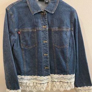 Jeans jacket with lace details